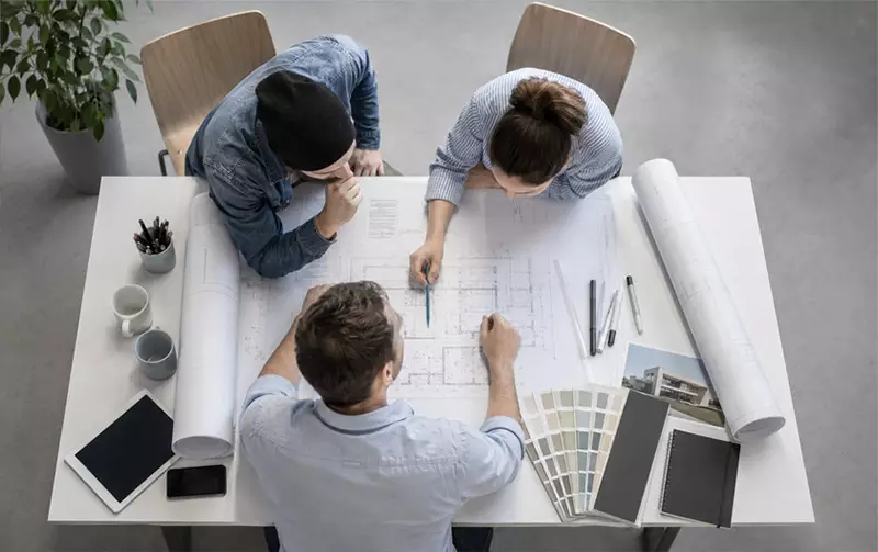 Das Team der Zimmer Architekten & Ingenieure bei der Besprechung